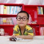丸メガネをかけた男の子