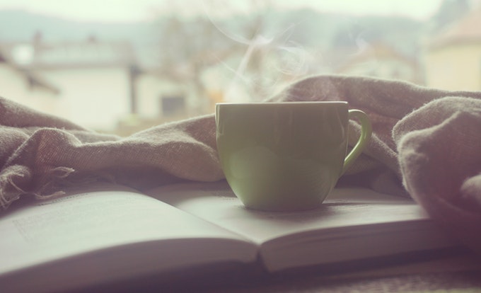 本とコーヒーカップ