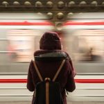電車とホームと女性