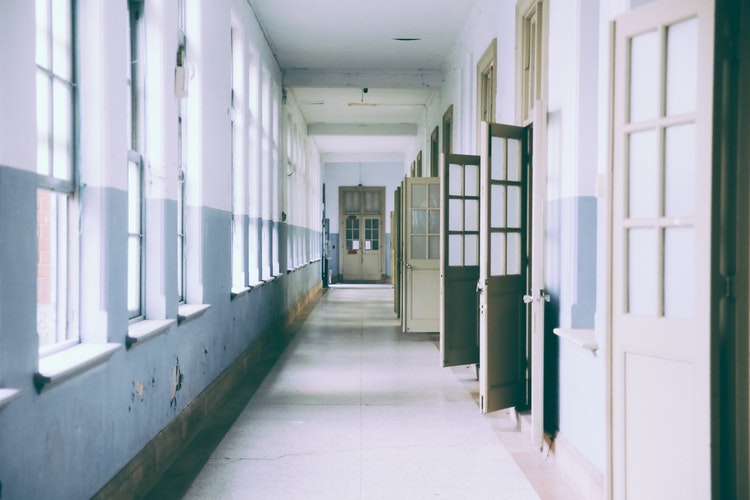 学校の廊下と開かれた教室の扉
